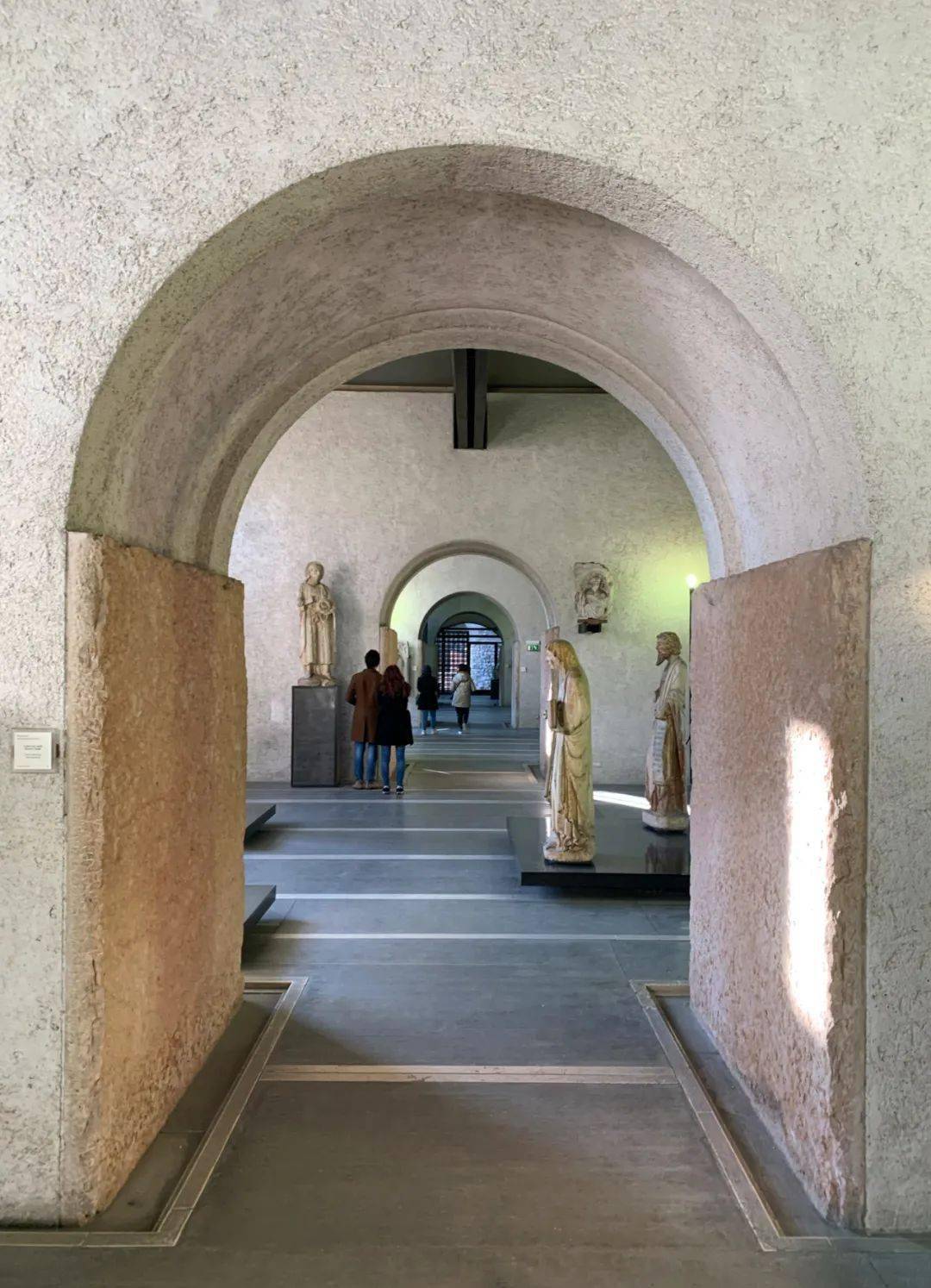 斯卡帕将不同历史时期的片段并置,无数精心