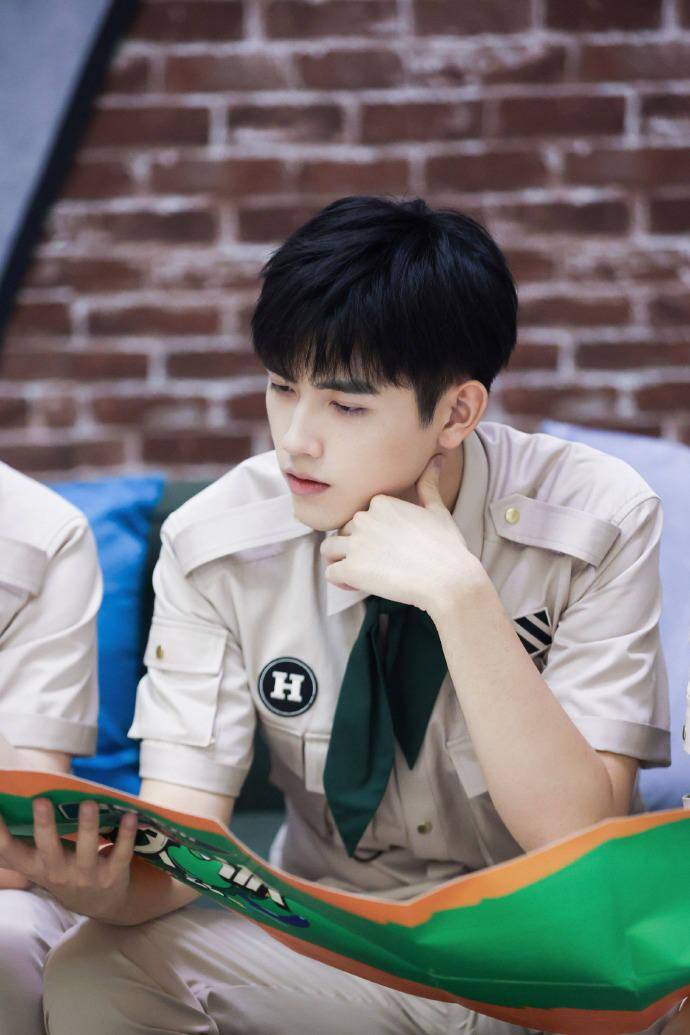 陈飞宇清纯风侧拍花絮照公开 《嗨放派》先导片今晚亮相浙江卫视