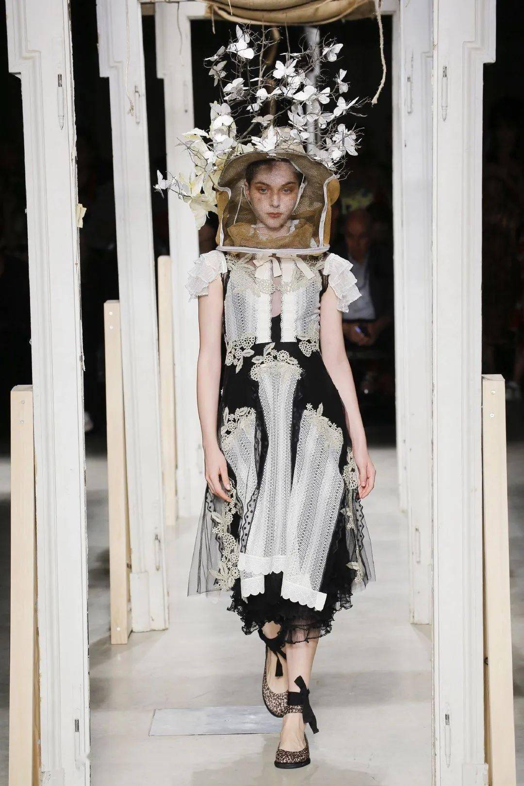 antonio marras将透露着东方神秘的鼓声,应用在秀场的配乐之中,传统的