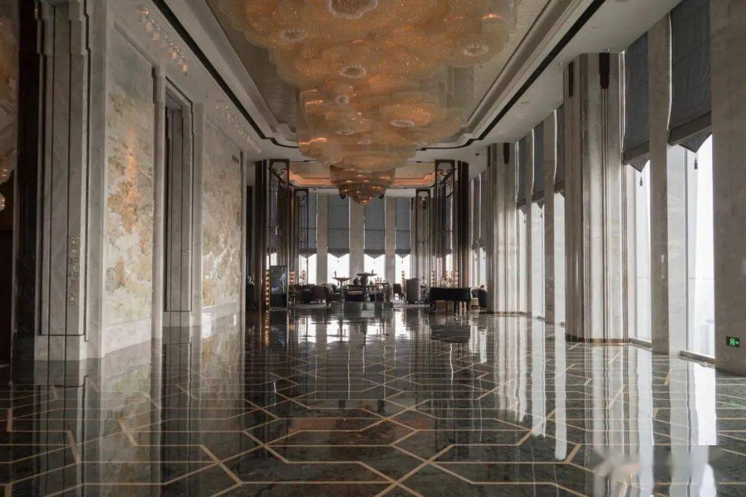 爱奥尼亚和白玉装饰的空中大堂墙面蓝翡翠和爱奥尼亚装饰空中大堂休息