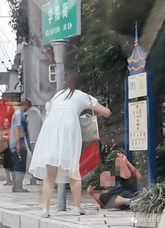 因感情纠纷云南一女子当街拿菜刀砍人