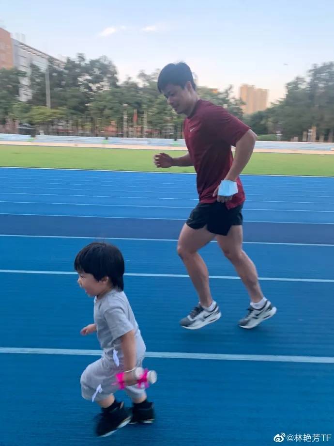 箱子|苏炳添回国提着电饭煲？真相来了哈哈…