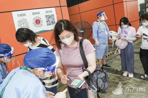 疫苗|直击上海未成年人新冠疫苗接种：儿科医生待命，还有专人“哄娃”