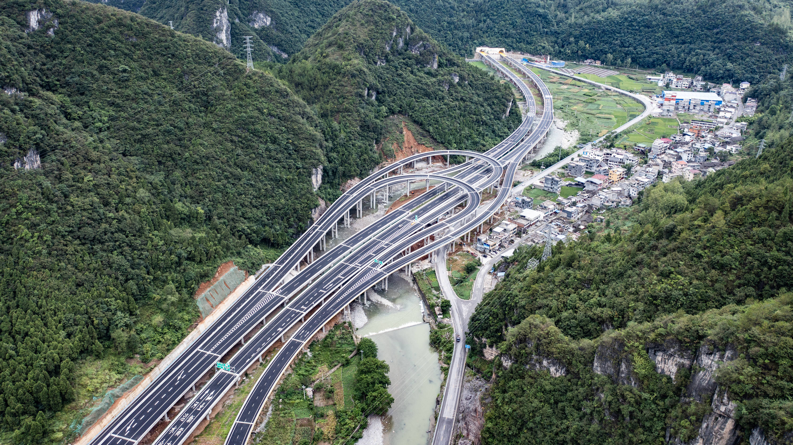 2021年8月15日秀印高速(贵州段)正式通车8月15日拍摄的秀印高速公路木