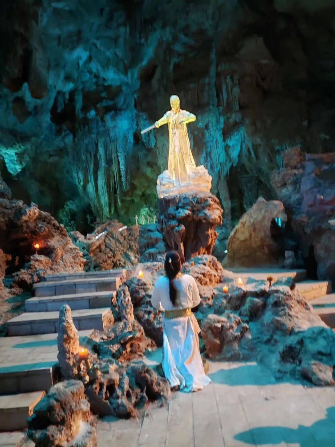 段誉坠落悬崖掉进多乐原溶洞无意闯进琅环福地遇"神仙姐姐"雕像并习得