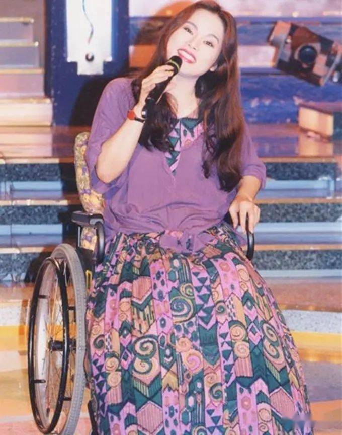 瘫痪42年出现奇迹知名残疾歌手李佩菁双脚恢复八成知觉自信很快就能站