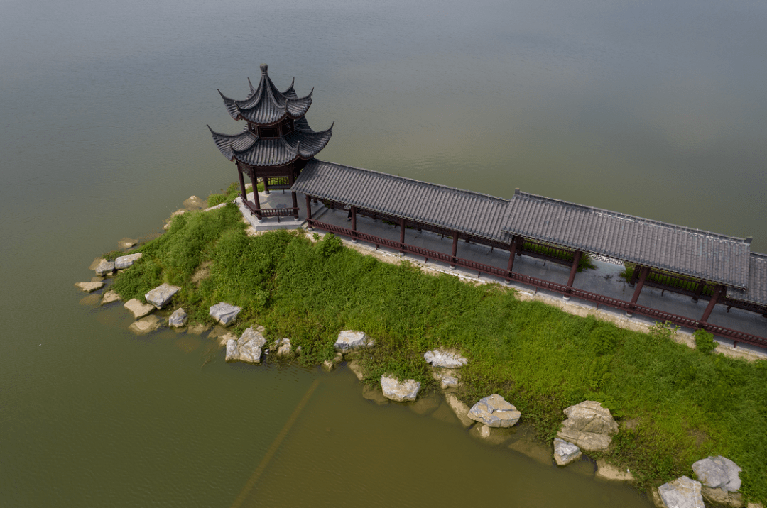 "据庙岗乡农业办主任曹东风介绍,通过制定产业发展规划,搭建土地流转