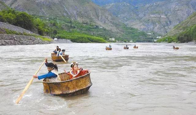 百年前,英国人在金川乘坐牛皮船惊心动魄的一幕!