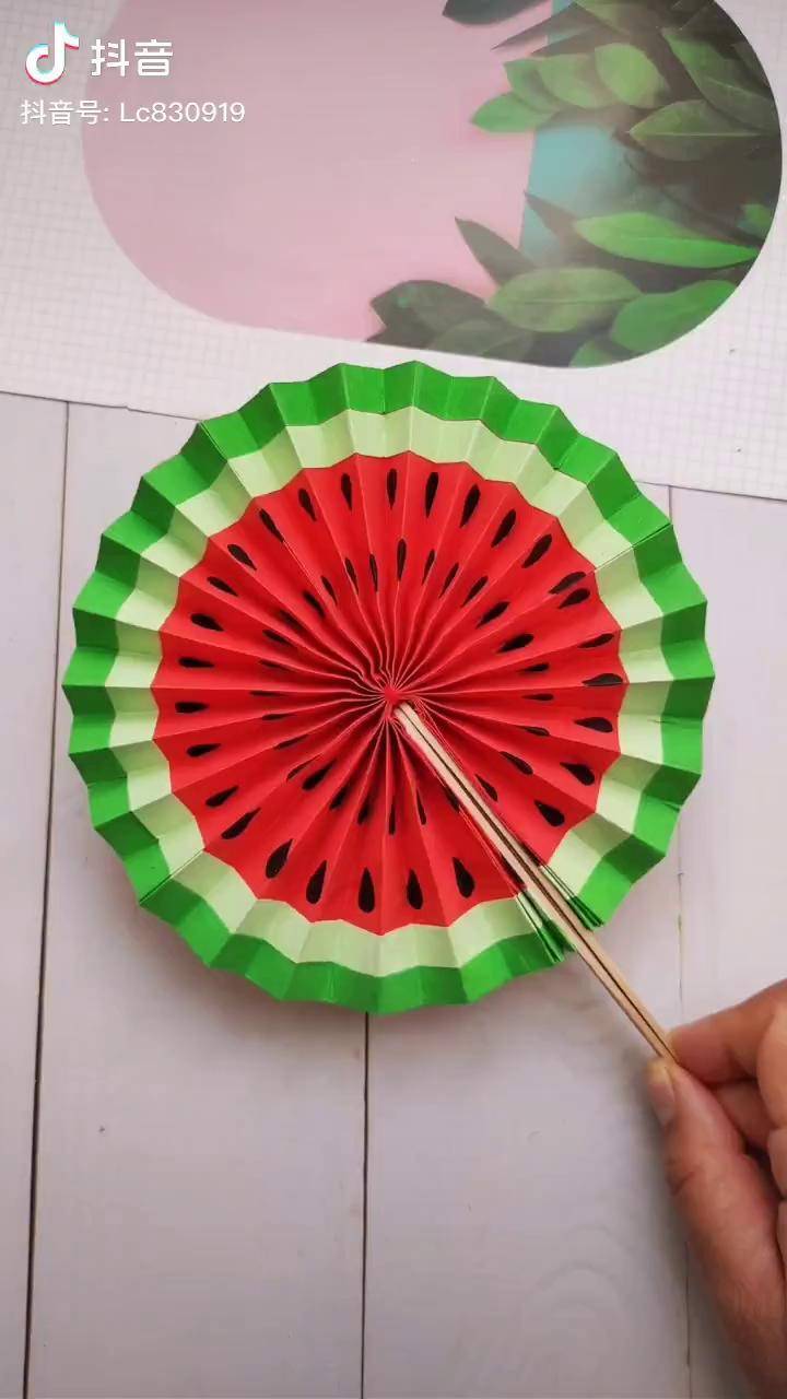 天气渐渐转暖今天做个西瓜扇子手工幼儿手工折纸扇子dou是新一代才艺