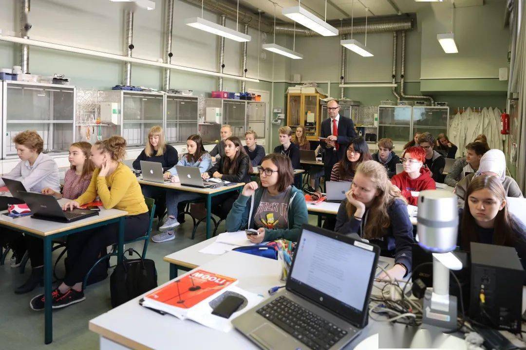 芬兰罗素中学的学生(周成刚/摄)▲如何达成这一目标?有路径.