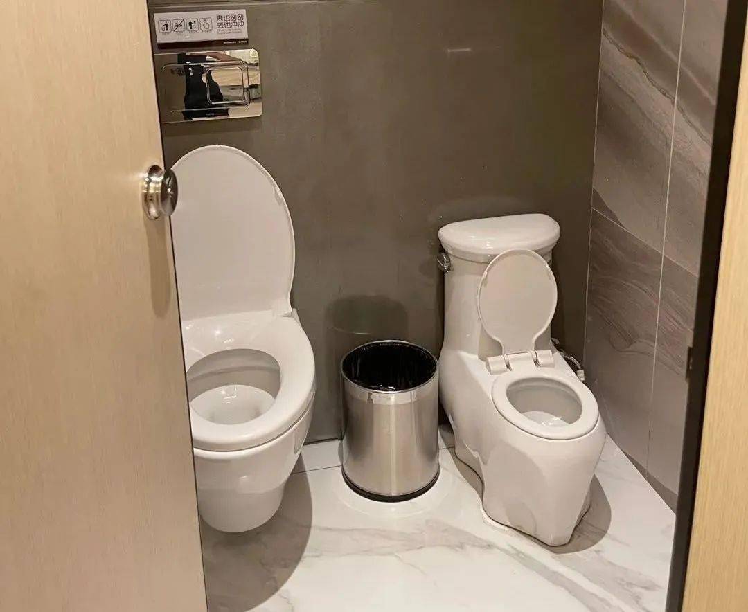 家长带异性孩子进更衣室引热议,这种"性别尴尬"别不当回事!_厕所