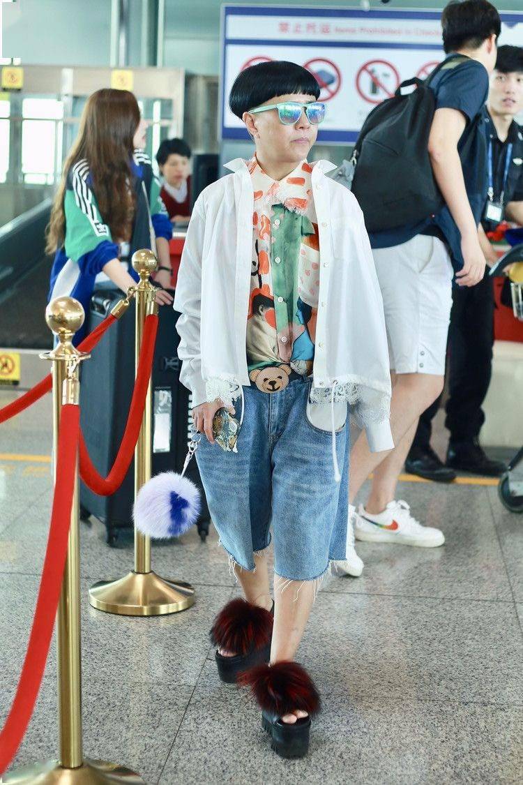 刘纯燕53岁都老人了,还是可爱的造型,穿厚底鞋身高也那么矮