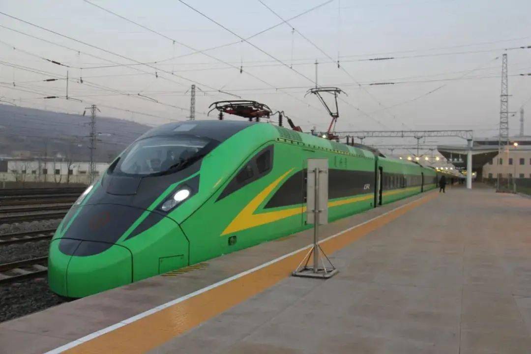 8月30日西安至铜川绿巨人动车组正式开通