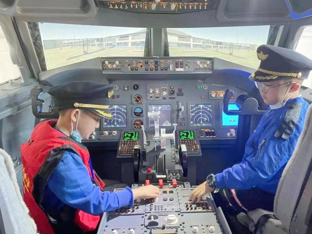 今日上午,晚报小记者们走进了波音738模拟驾驶舱,体验起飞,航行,降落