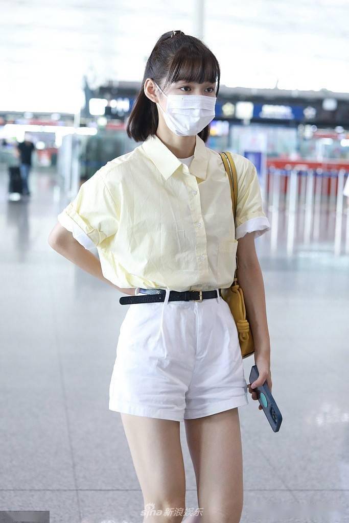 段奥娟半扎短发清新可爱 鹅黄色衬衫搭白色短裤超元气