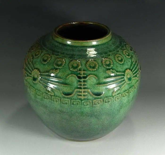 从唐朝创烧开始,石湾窑慢慢发展,到了宋代,大帽岗窑,小望楼岗窑和奇石