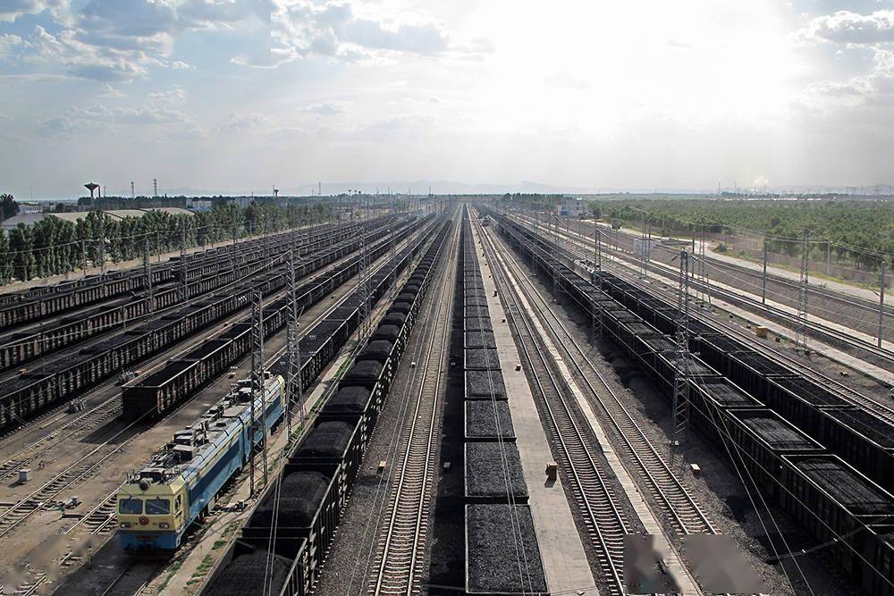 大秦铁路是我国西煤东运的战略动脉,承担着全国铁路煤运总量的近1/5