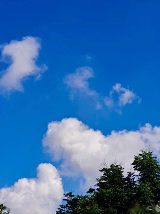 嗮一組藍天白雲晴空萬里的圖片,好久不見你了,還好吧