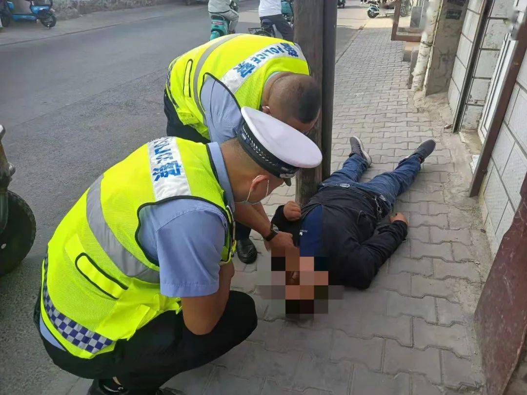 临河街头,一男子倒地不停抽搐