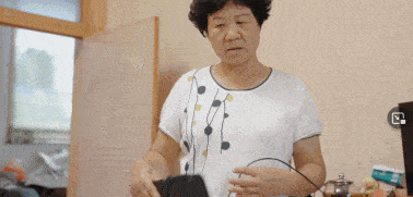 孙女|朱一旦前编剧张策出新爆款，网友：这群农村大爷大妈的演技完爆大半个娱乐圈！