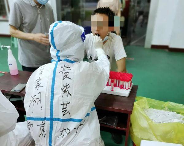 群像|中国医师节：他们用忙碌的坚守 绘就抗疫最美群像