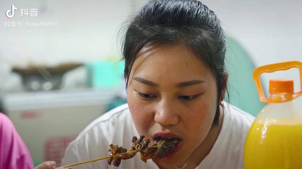 洪霞一家到侄儿婷妹家吃钵钵鸡钟小飞这桌吃到那桌直呼太好吃了简直没