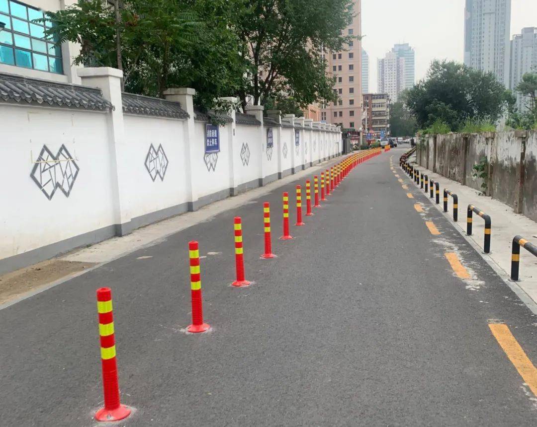 方案确定调宽该道路两侧隔离桩距离,中间加装软塑料隔离桩,将道路分为