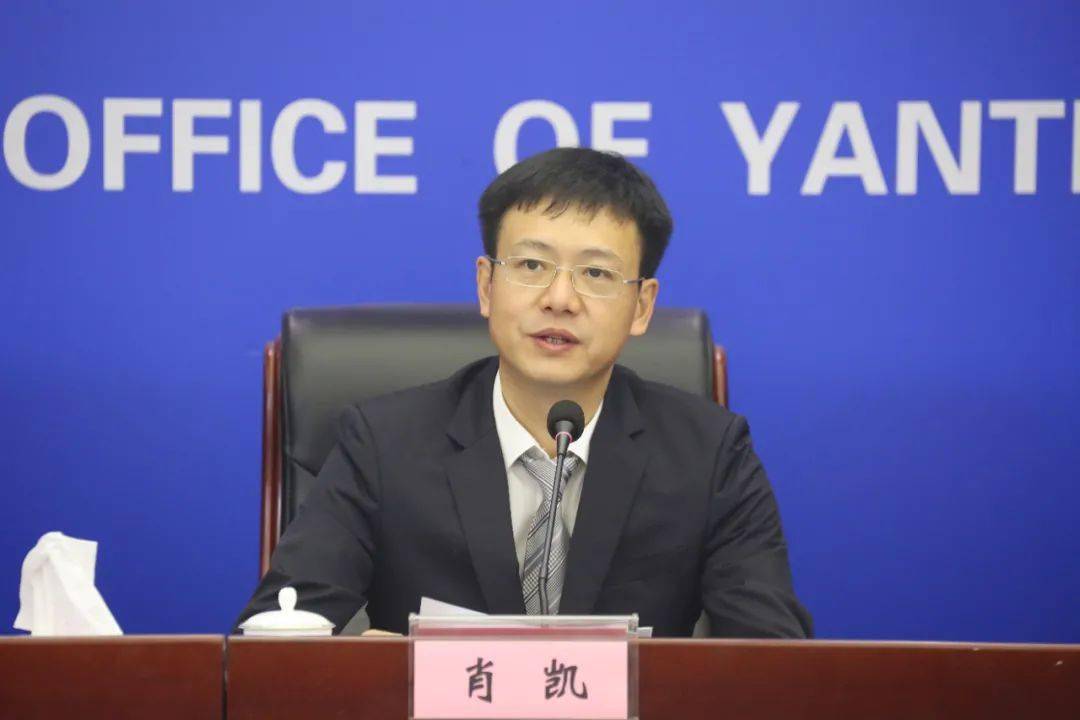 首先,有请盐田区人民政府副区长肖凯先生介绍盐田区道路品质提升三年