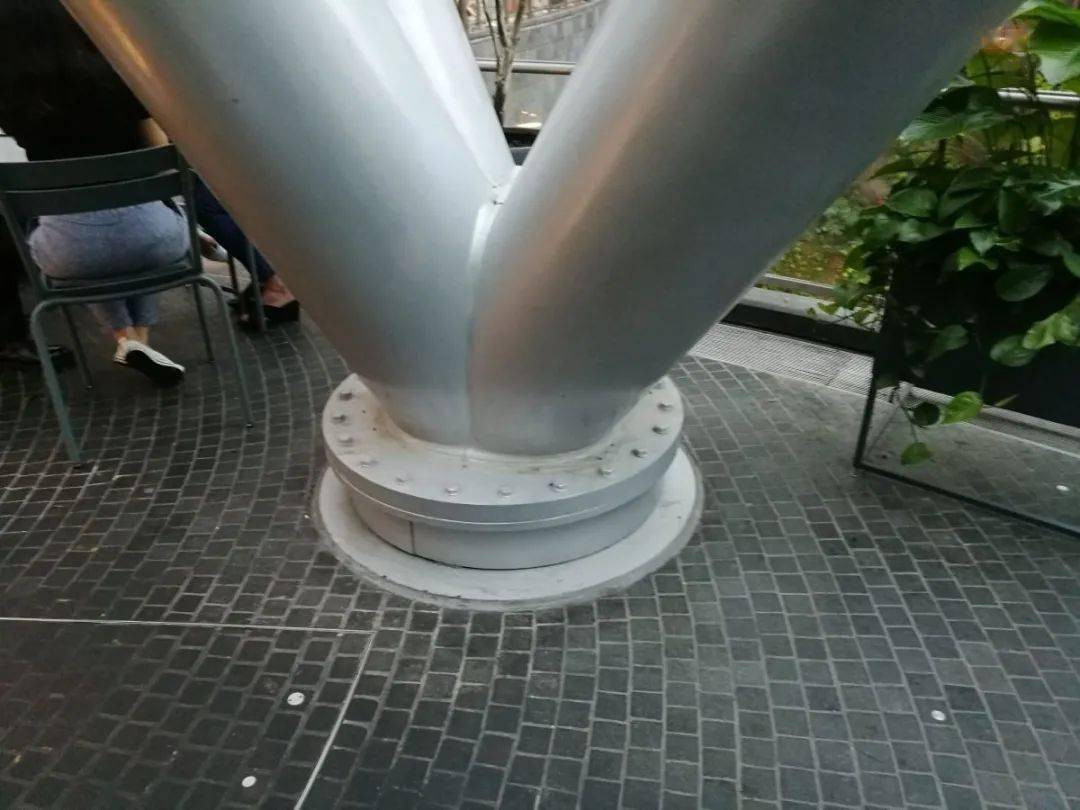 分叉柱柱脚节点-铰接天桥通过钢索悬吊在穹顶钢结构上入口处的中庭3