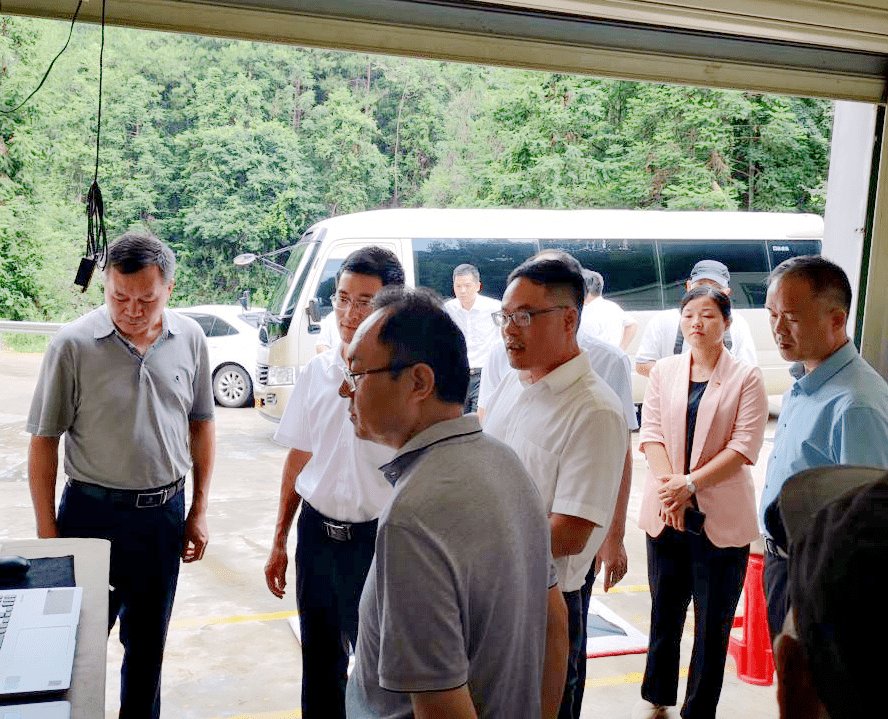 龙岩市委书记李建成赴上杭傲农白砂场调研特色现代农业发展