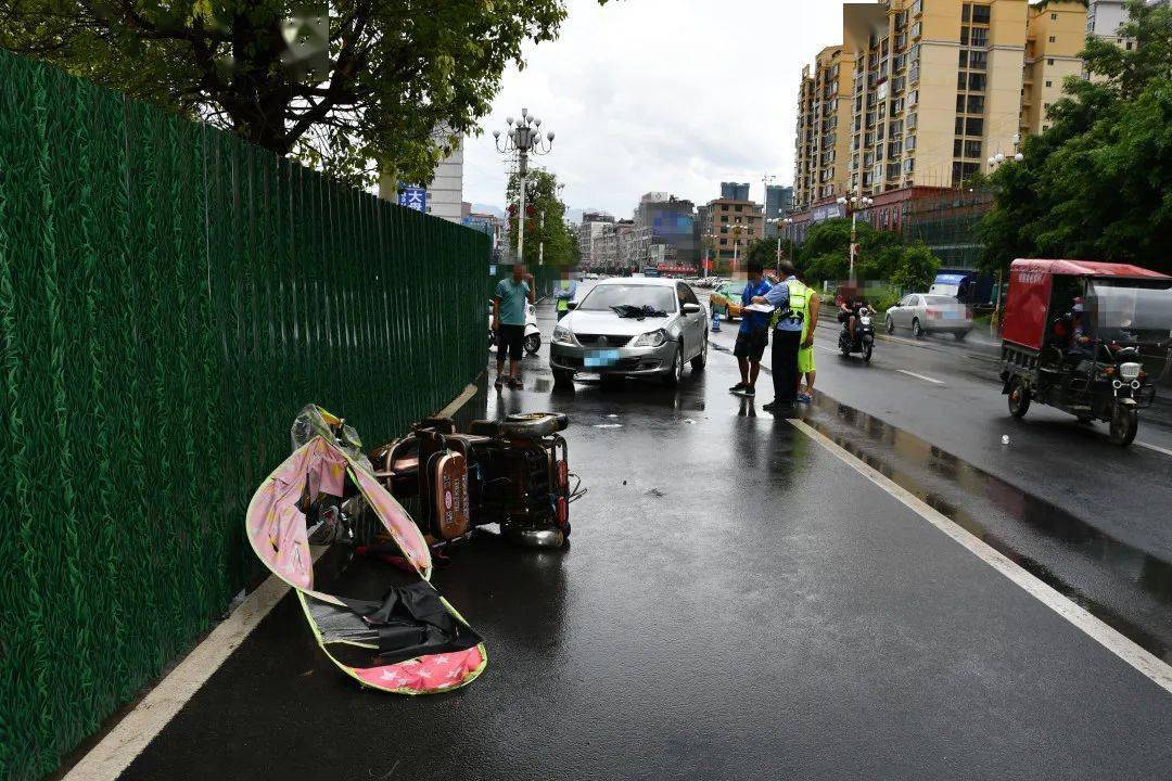 都安两车相撞有人受伤