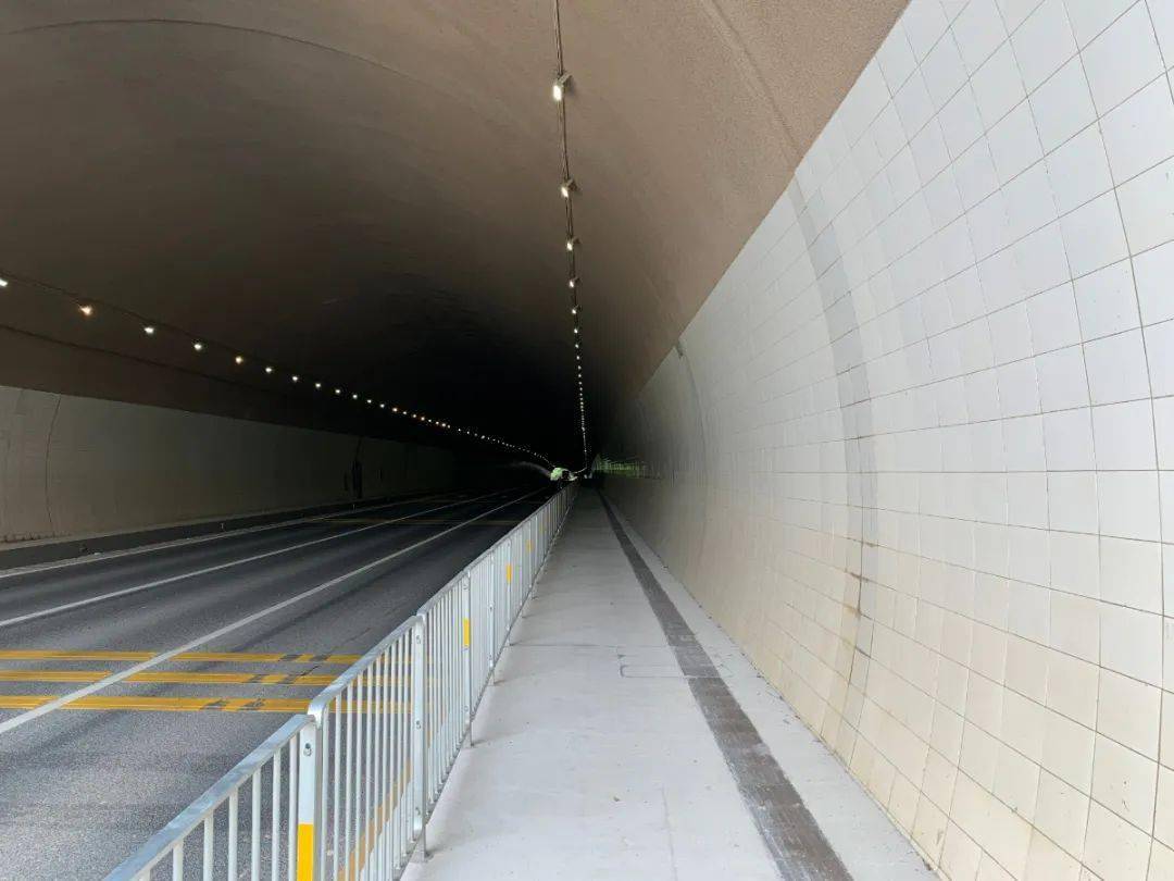 首个改造黑暗隧道中最靓的人行道