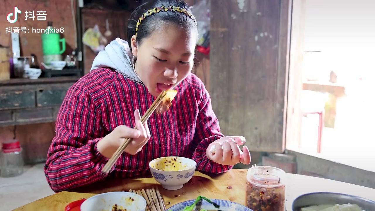 今天洪霞整了肉炖笋子一家人在桌上吃的有说有笑生活就是这样家的味道