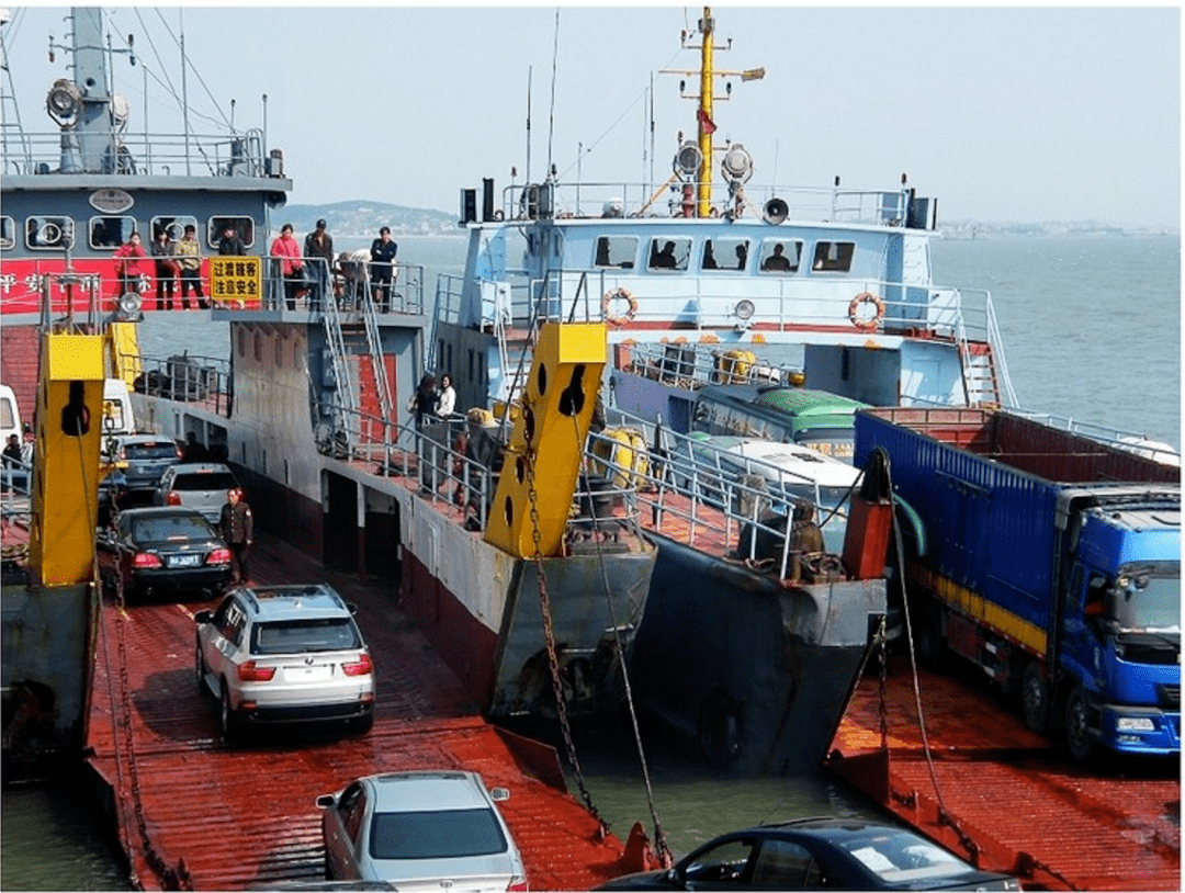 对于长期以来只能依靠轮渡出行的平潭人民来说,平潭海峡大桥的建成