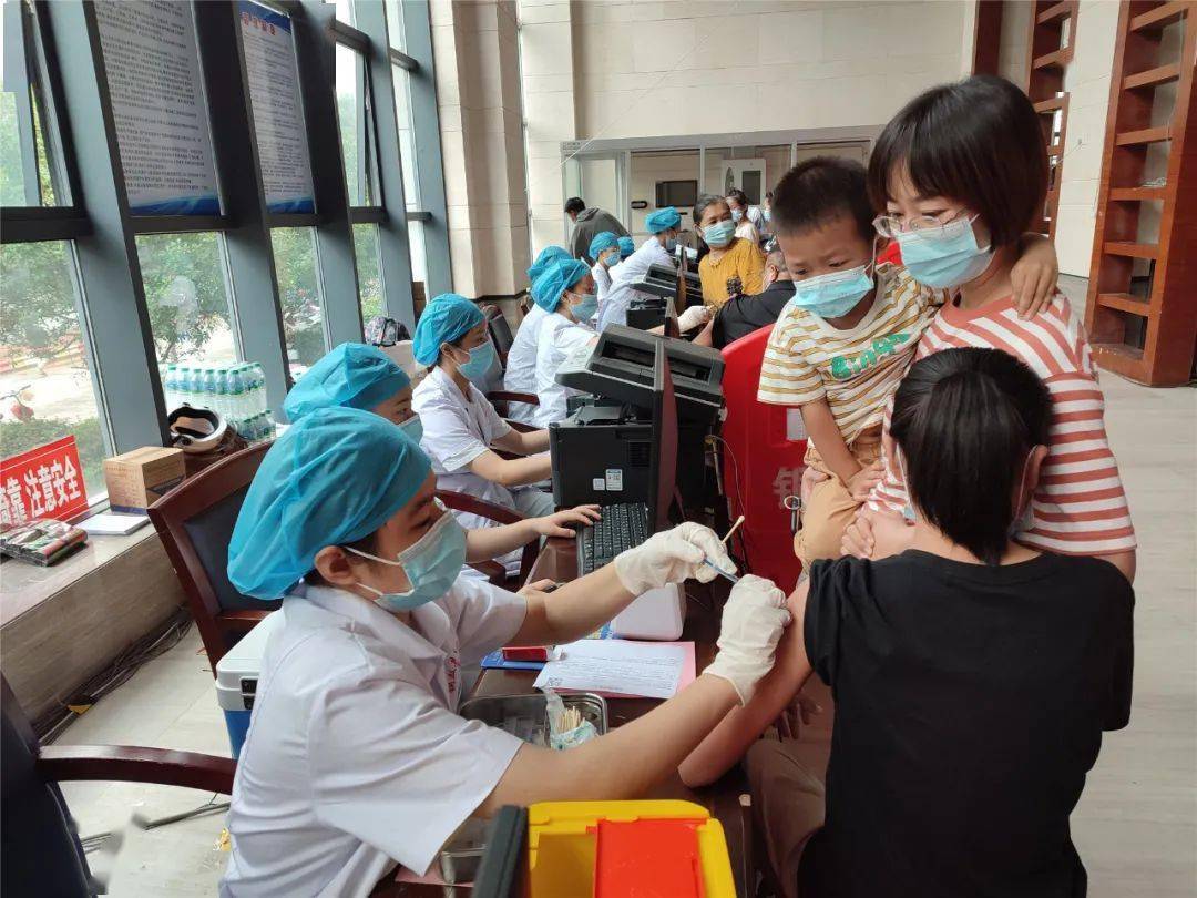 打针不免得有些害怕陆续前来接种疫苗在监护人的陪同下不少12-14岁,15