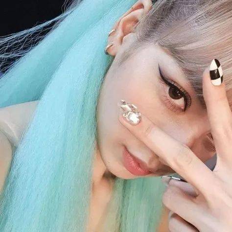 人间|LISA染回金发，人间芭比又回来了！