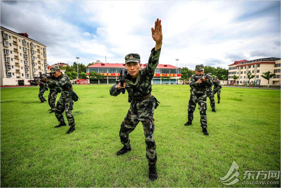 学员们正在进行战术队形训练.学员们正在进行器械考核.