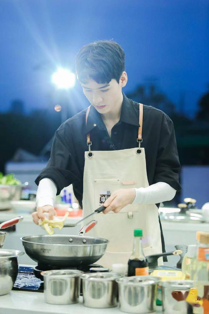 《中餐厅》掉落龚俊大厨剧照六宫格 今晚招待奥运冠军&白衣天使们