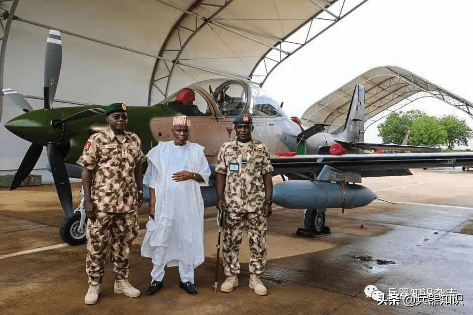 尼日利亚空军的a-29b"超级巨嘴鸟"攻击机此外,玻利维亚,赤道几内亚