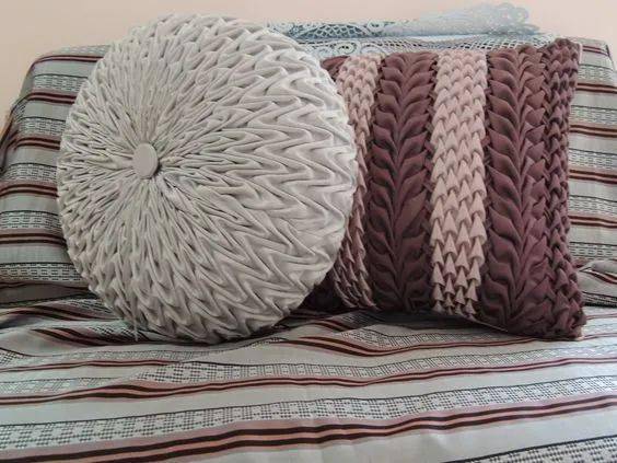 抱枕不需要花钱买,一块布缝出百褶的图案,对折后缝合,客人来了都夸!