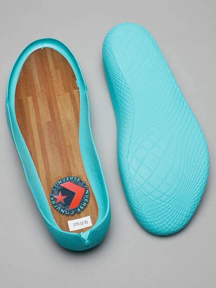 采用内嵌式react鞋垫,球场木地板图案采用织物材质侧向以及底部纹路