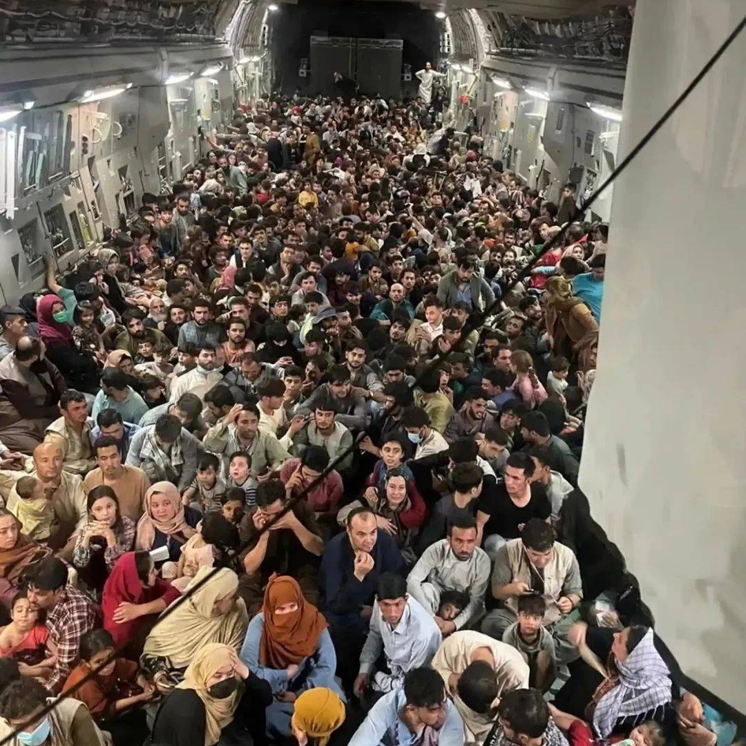 卫星图实拍阿富汗喀布尔机场大混乱：停机坪人群密密麻麻 四面来车水泄不通_手机新浪网