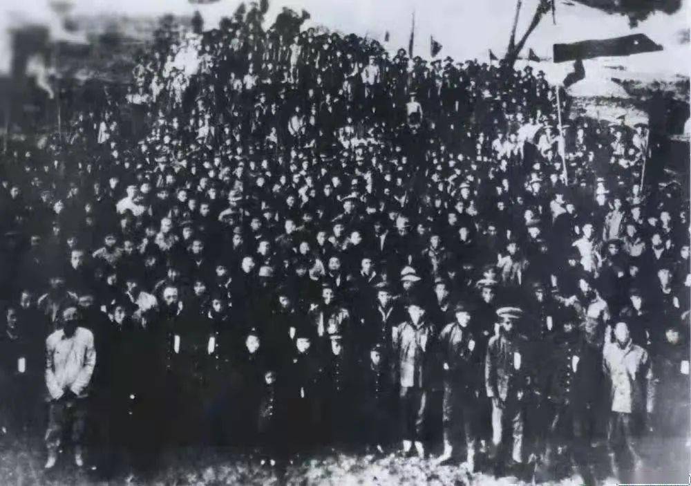 1923年2月1日,京汉铁路工人在郑州举行京汉铁路总工会成立大会.