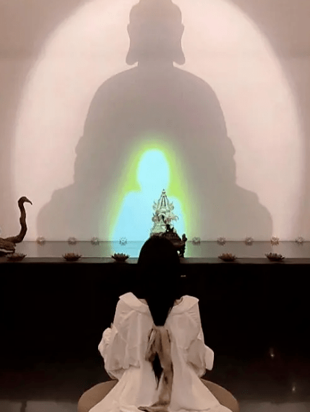 穿旗袍逛寺庙背gucci求佛网红佛媛风就离谱