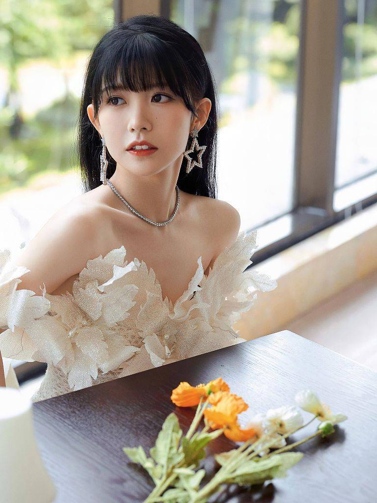 双眸|赖美云蕾丝花边礼服大秀精致锁骨 倚窗远眺双眸动人氛围感十足
