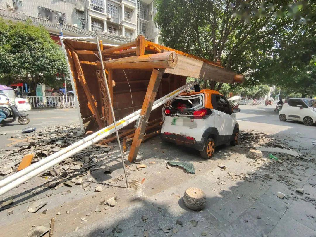 突发!融水一小e撞倒公交凉亭,现场一片狼藉