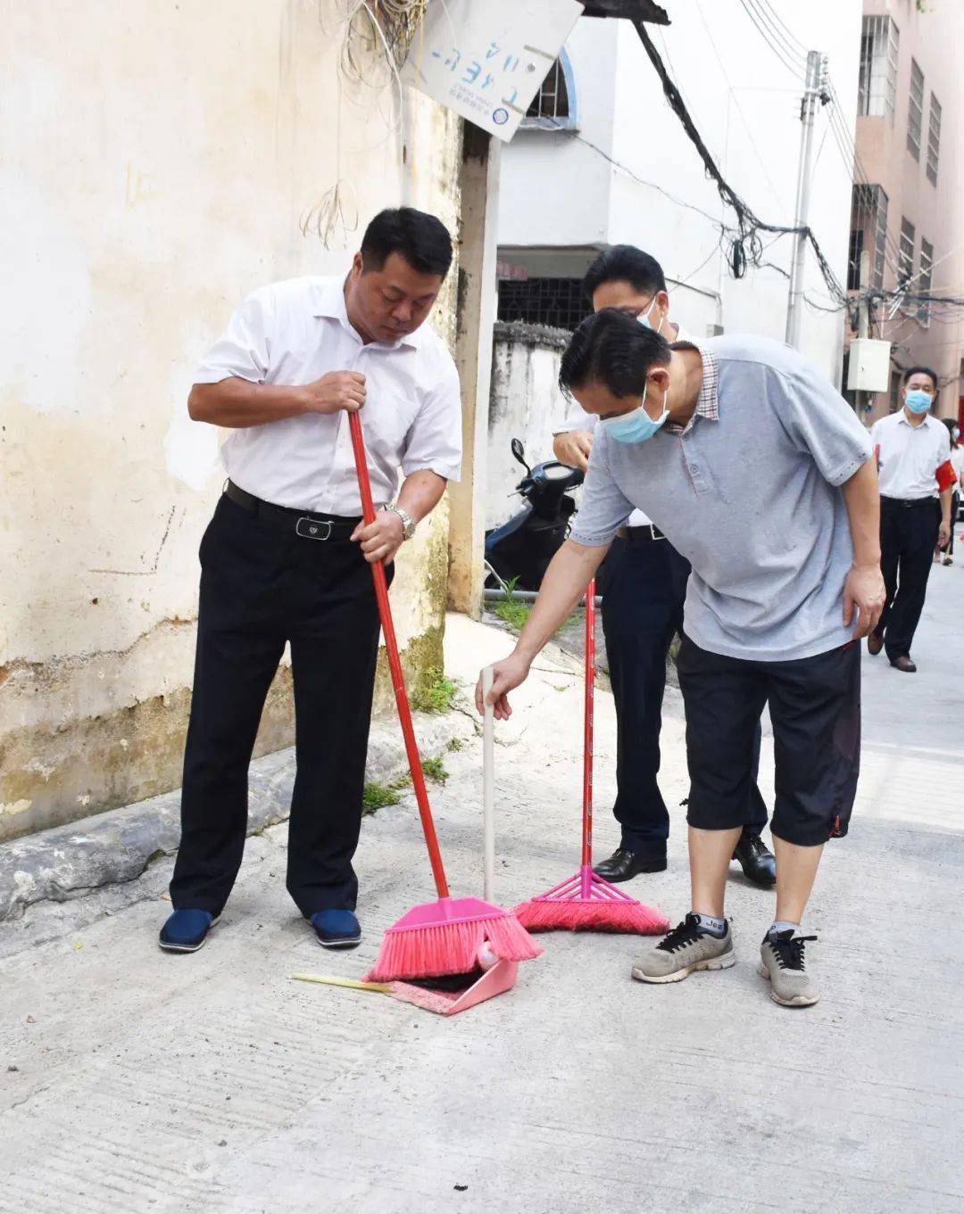 现任怀集县长梁妙练图片