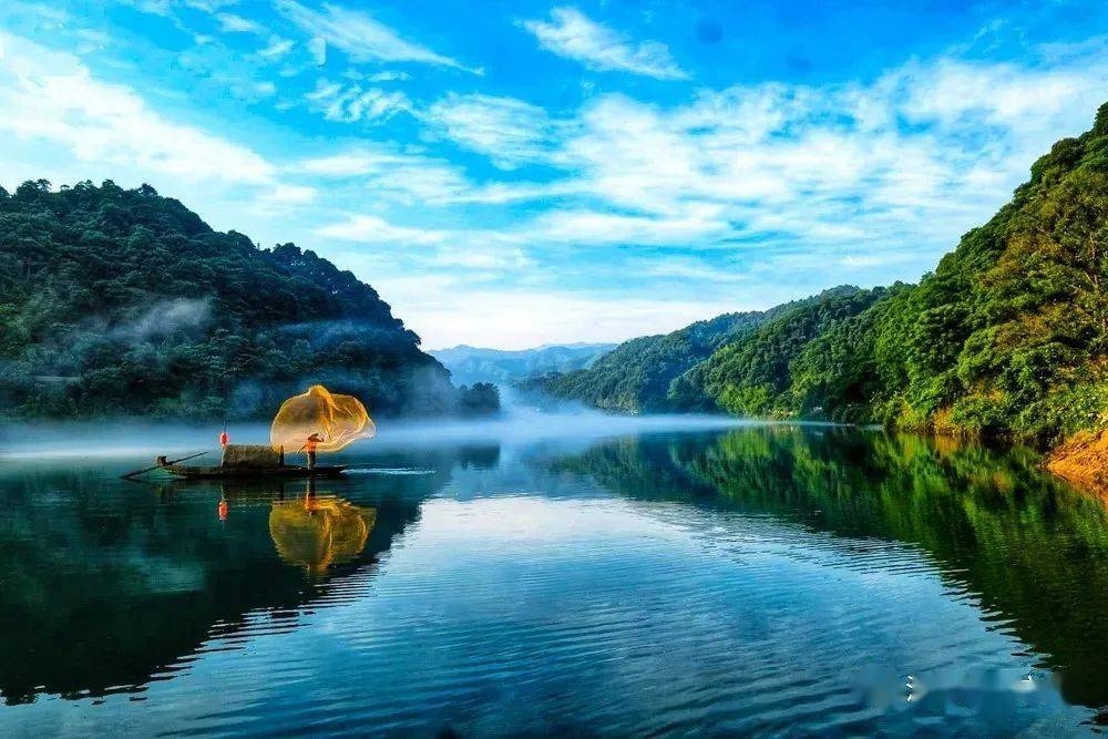 看那一叶扁舟穿梭在云雾朦胧的人间仙境
