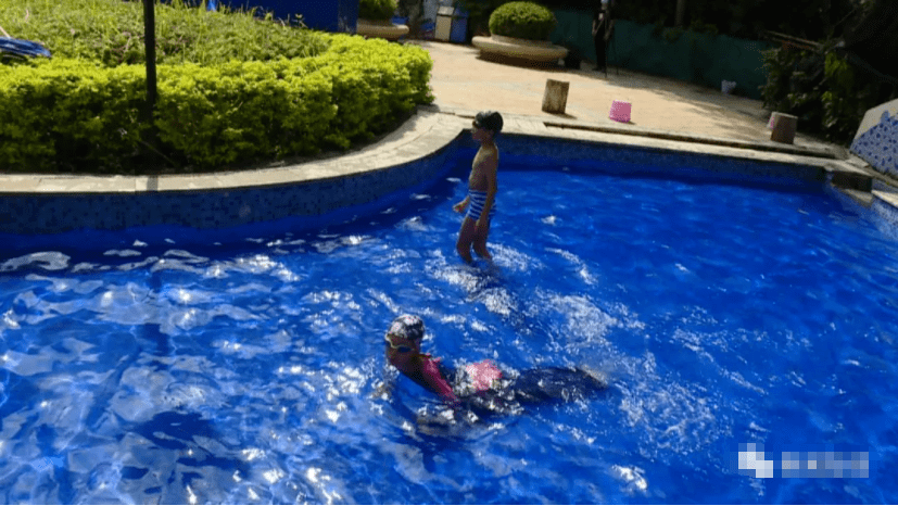 南宁一4岁女童在小区泳池里溺水,抱上来时口唇发紫,陷入昏迷!