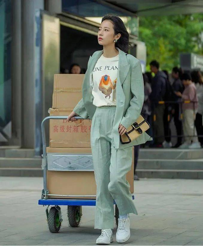 蕾蕾|救命！周雨彤怎么这么会穿？！跟她一起做时髦打工人！